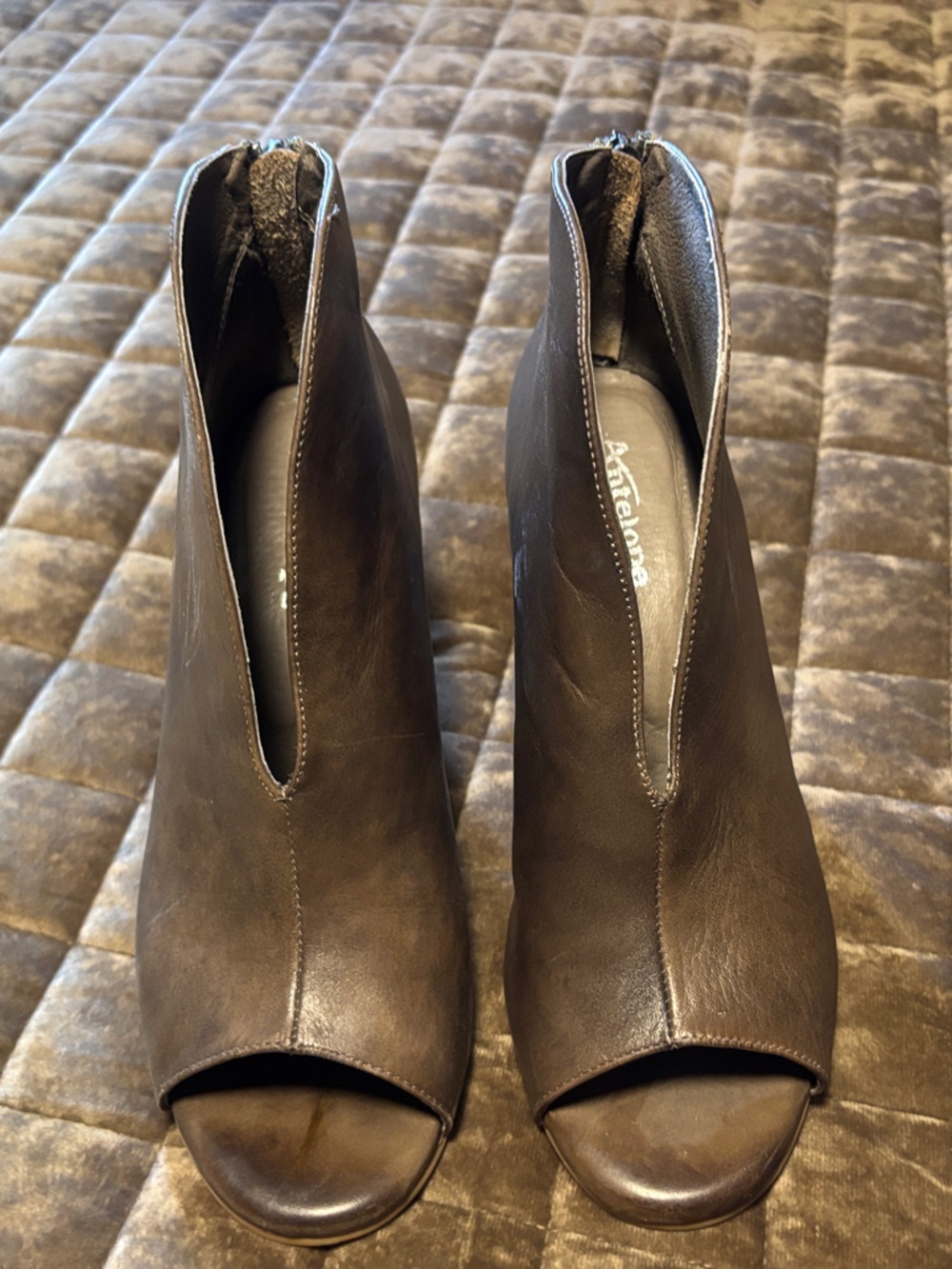 Antelope Taupe Leather Peep-Toe V-Slit Mules